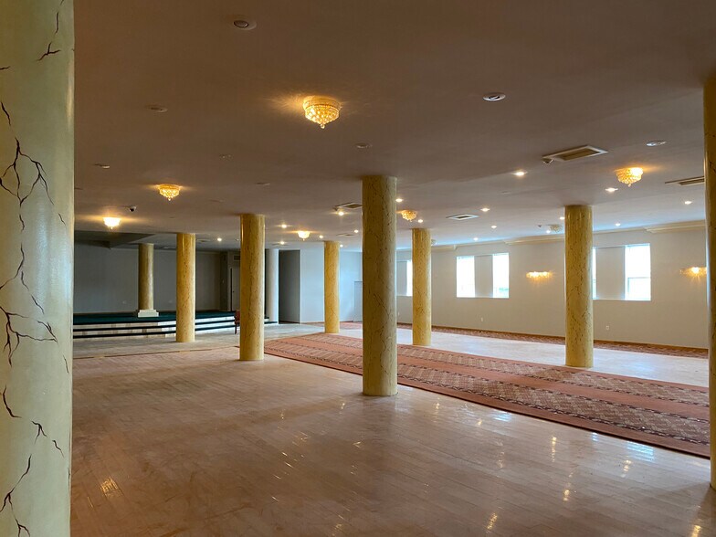 More Photos Of 2613 W Hunting Park Ave, Philadelphia Light Distribution For Lease