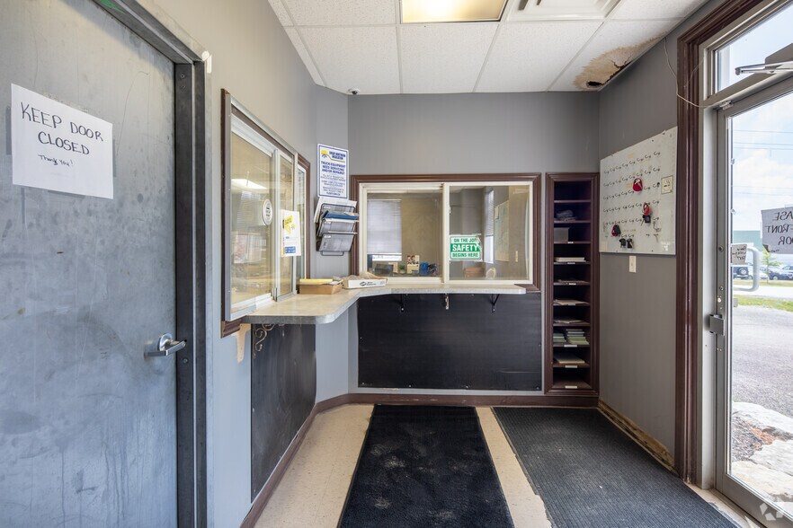 More Photos Of 921 Keyes Dr, Woodstock Warehouse For Lease