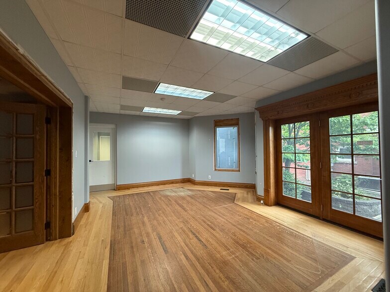 More Photos Of 361 King St, Midland Office For Lease