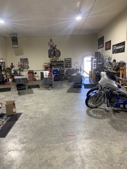 More Photos Of 2442 SE 1st St, Redmond Industrial For Lease