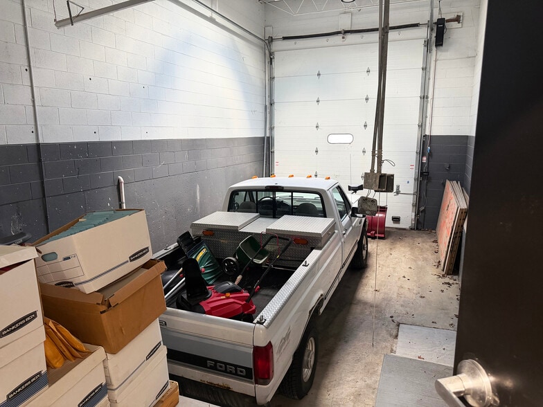 More Photos Of 315 Industrial Dr, St Charles Warehouse For Lease