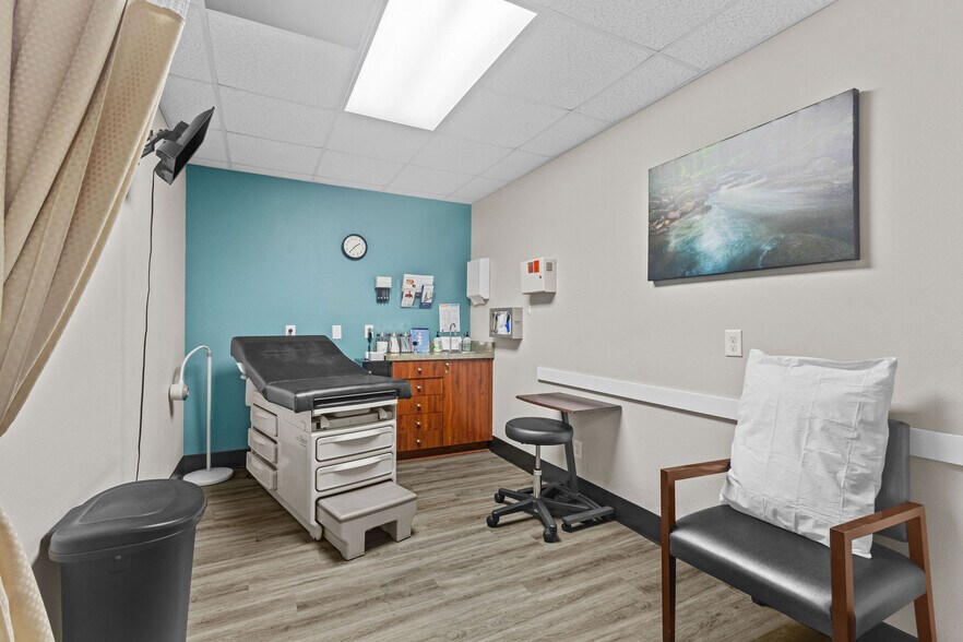 More Photos Of 413 W Robertson St, Brandon Office For Sale