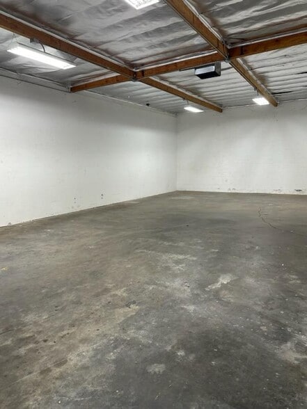 More Photos Of 6900 Deering Ave, Canoga Park Service For Lease