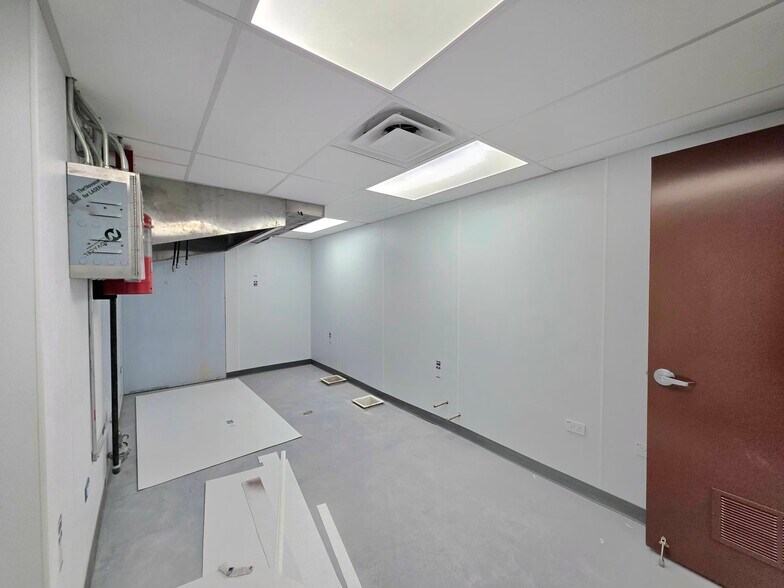 More Photos Of 2201 W Howard St, Chicago Restaurant For Lease