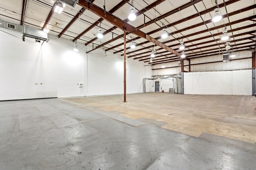 More Photos Of 3 Nami Ln, Hamilton Light Distribution For Lease