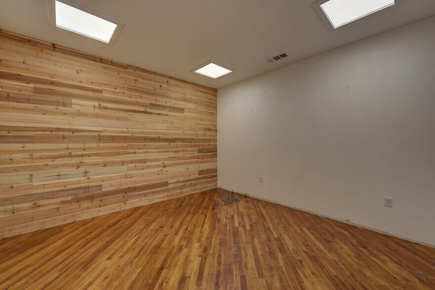 More Photos Of 103 N Main, Moulton Showroom For Sale