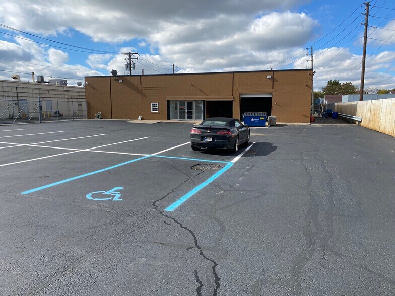 More Photos Of 5306-5312 N Keystone Ave, Indianapolis Showroom For Lease