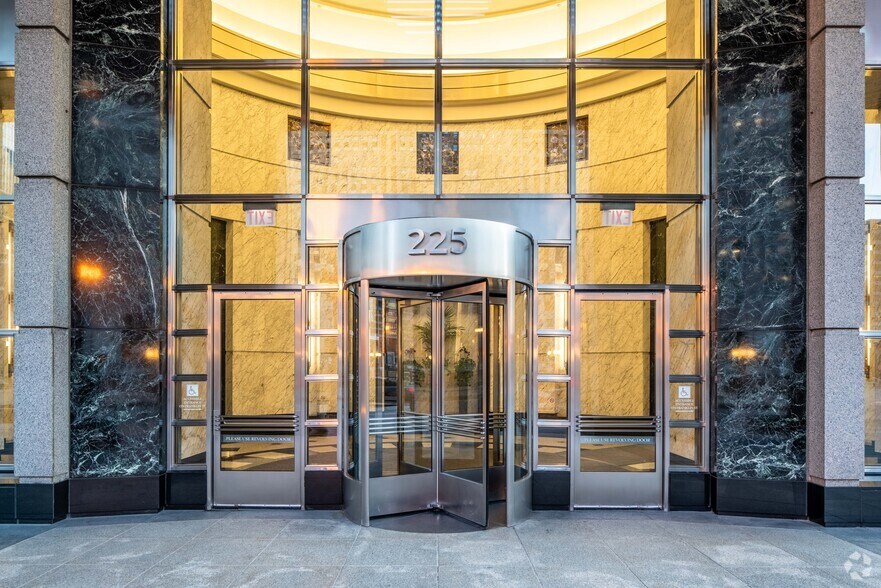 More Photos Of 225 W Wacker Dr, Chicago Office For Lease