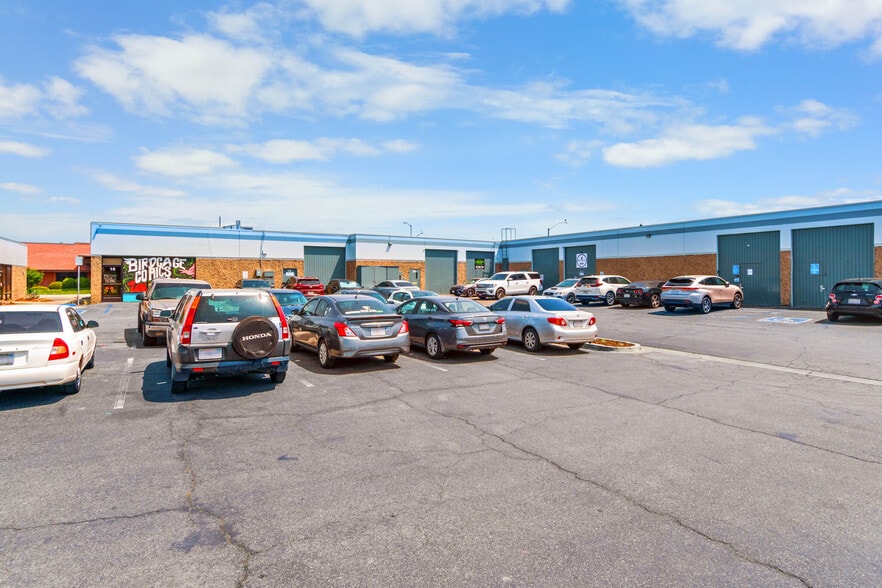 More Photos Of 165 W Hospitality Ln, San Bernardino Flex For Lease