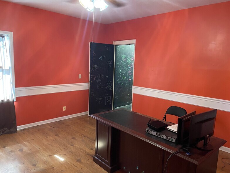 More Photos Of 211 Holiday Dr, Clarksville General Retail For Lease