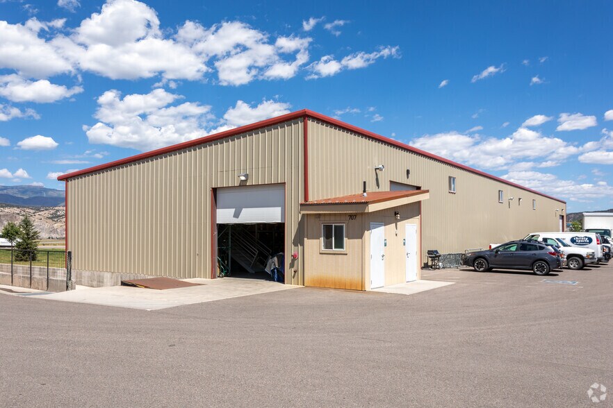 More Photos Of 707 Plane St, Gypsum Warehouse For Lease