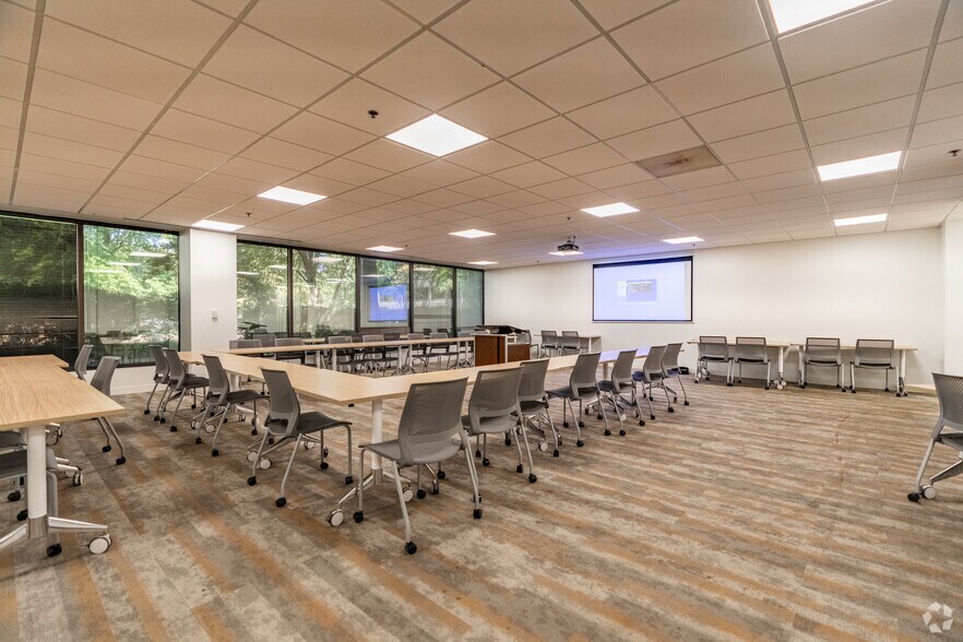 More Photos Of 2650 Thousand Oaks Blvd, Memphis Office For Lease