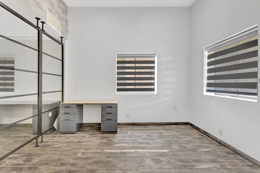 More Photos Of 228 Hibiscus St, Jupiter Light Manufacturing For Sale