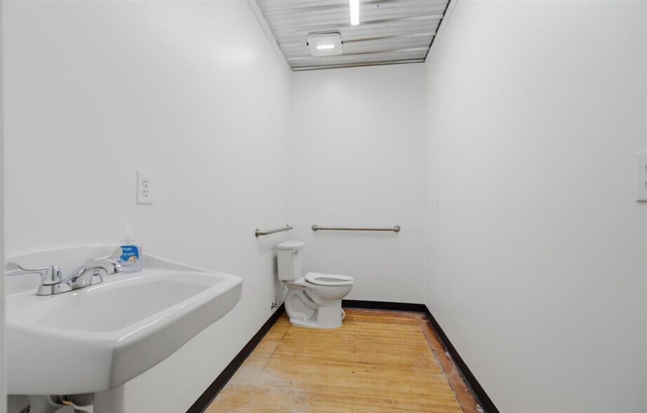 More Photos Of 122 N Main St, Washington General Retail For Lease