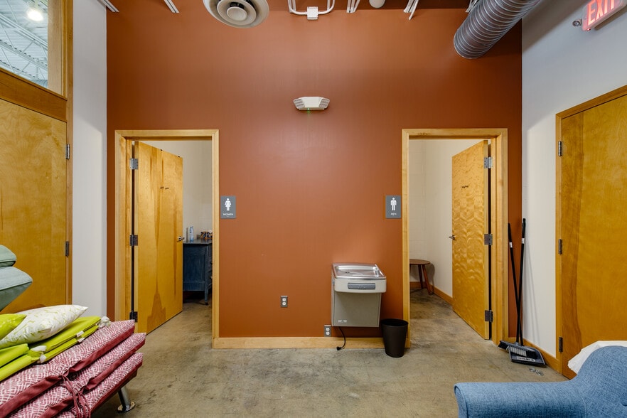 More Photos Of 3310 W Clay St, Richmond Showroom For Lease