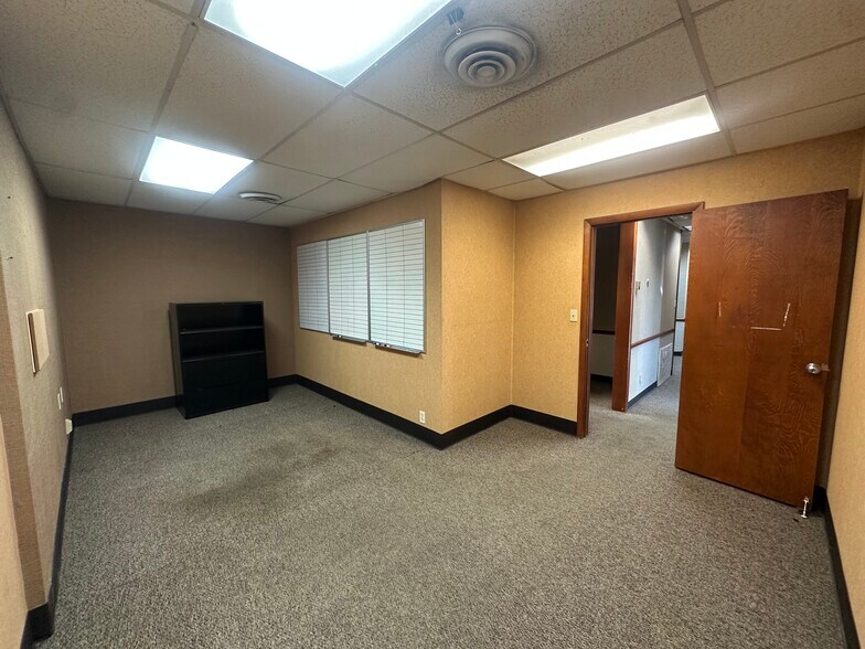 More Photos Of 8189 E 44th St, Tulsa Manufacturing For Lease