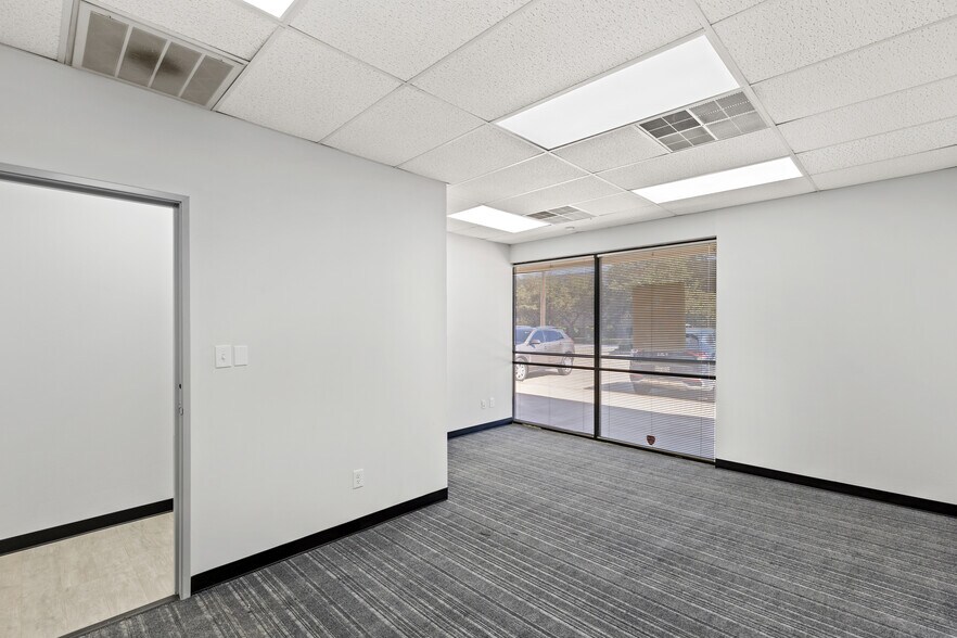 More Photos Of 10823 Sanden Dr, Dallas Flex For Lease