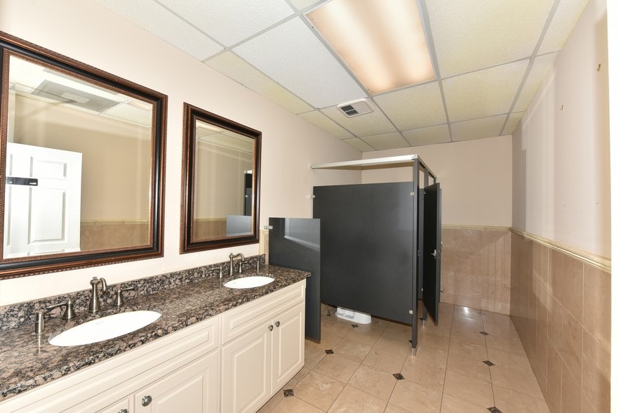 More Photos Of 3120 Medlock Bridge Rd, Peachtree Corners Light Distribution For Sale