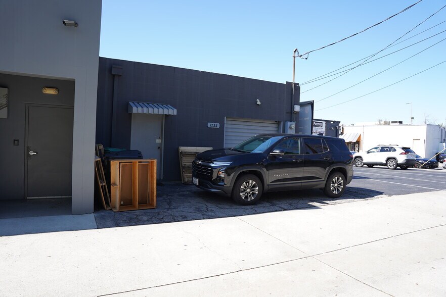 More Photos Of 1233 W Glenoaks Blvd, Glendale General Retail For Sale