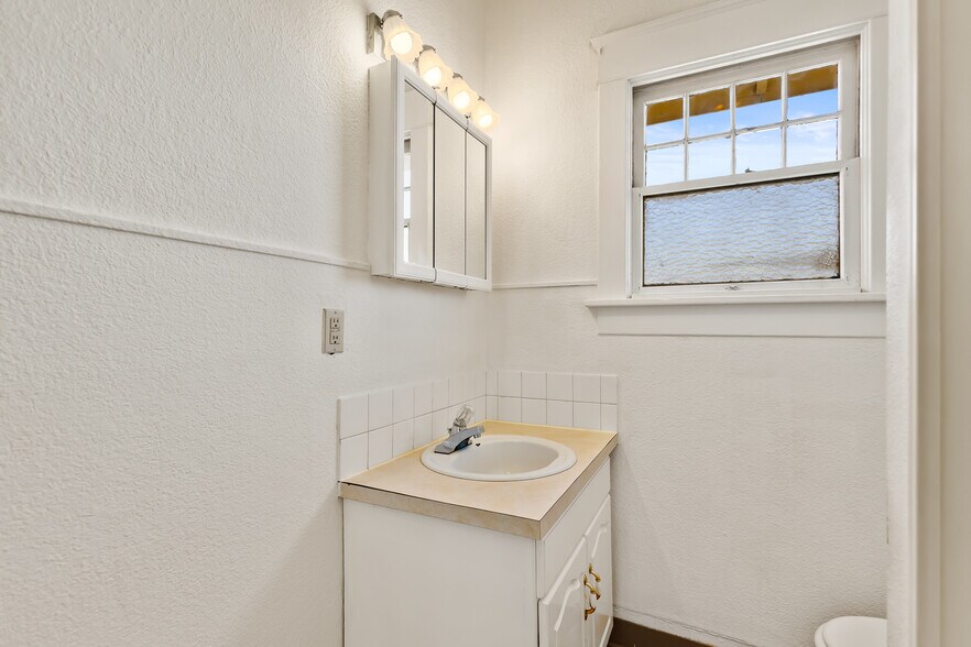 More Photos Of 1021 Fruitvale Blvd, Yakima Office For Sale