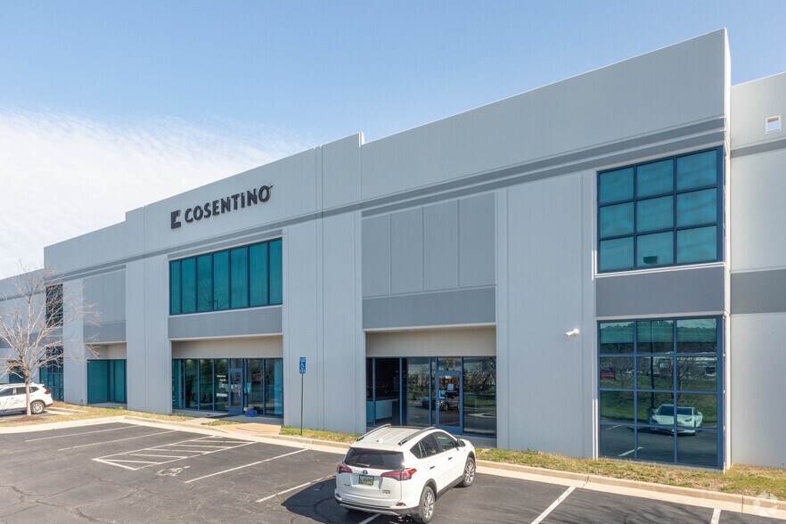 More Photos Of 22725 Dulles Summit Ct, Sterling Warehouse For Lease