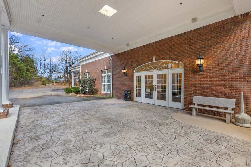 More Photos Of 300 N Tennessee Ave, Etowah Funeral Home For Sale