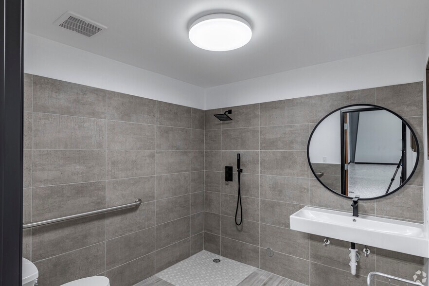 More Photos Of 7637 Fm 3009, Schertz Light Distribution For Sale