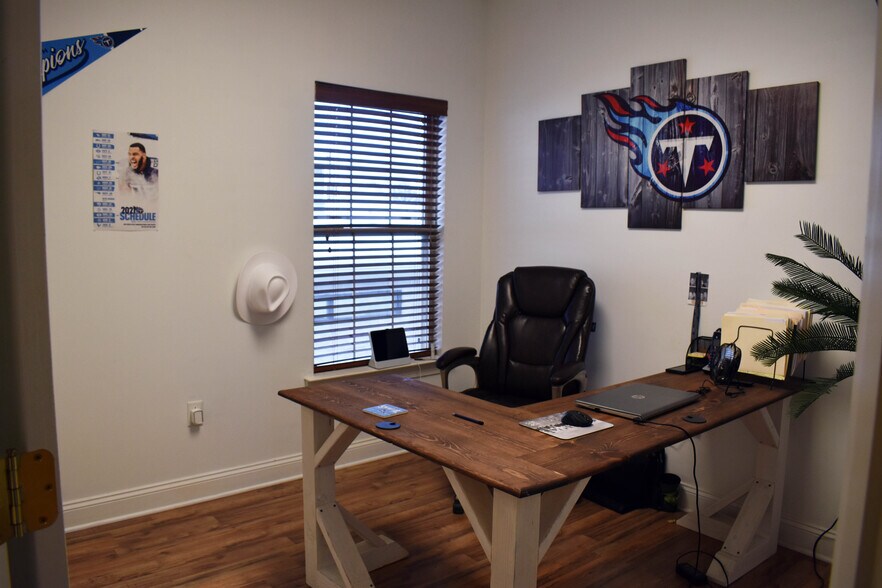 More Photos Of 5722 Hickory Plaza Dr, Nashville Office For Lease