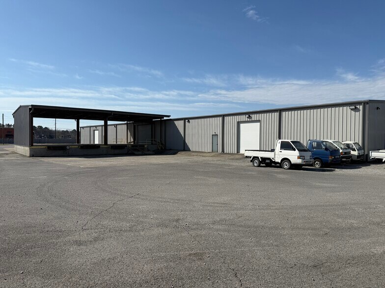 More Photos Of 100 G St, Smyrna Warehouse For Lease