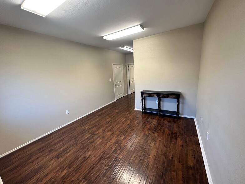 More Photos Of 122 Rose Ln, Frisco Warehouse For Lease