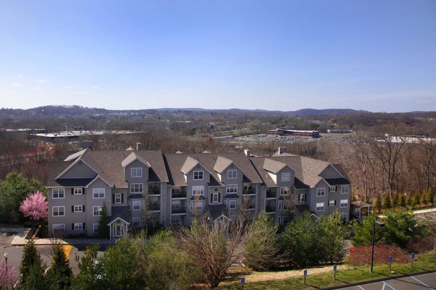 More Photos Of 4 Mountainview Ter, Danbury Office For Lease