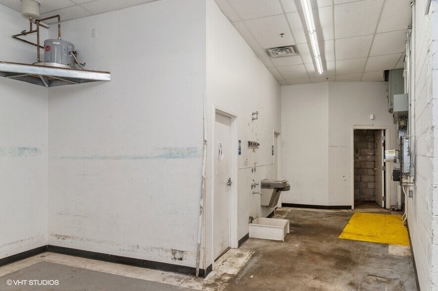 More Photos Of 610 S Genesee St, Waukegan Convenience Store For Sale