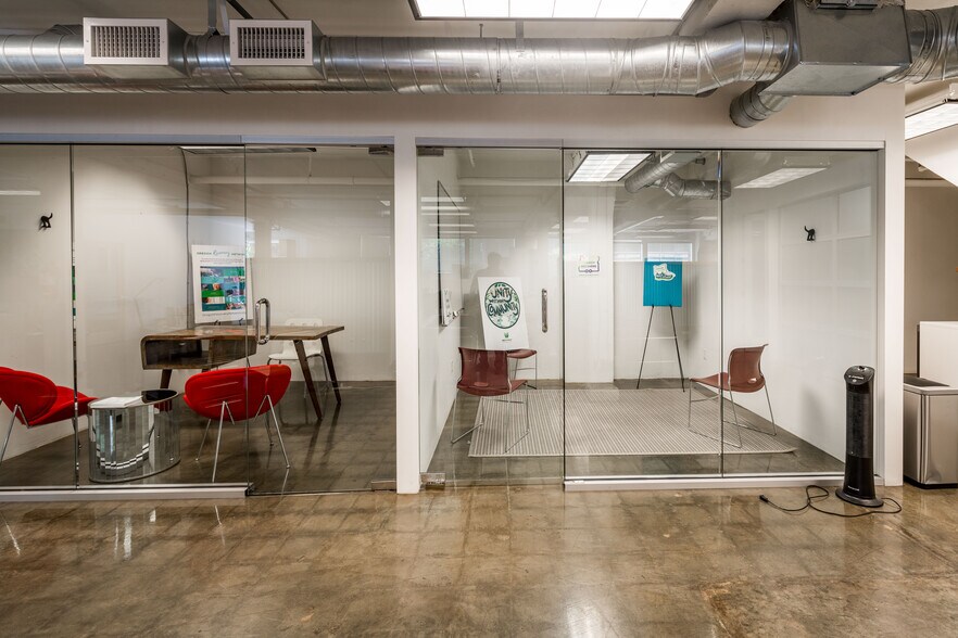 More Photos Of 911-915 NE Davis St, Portland Flex For Lease