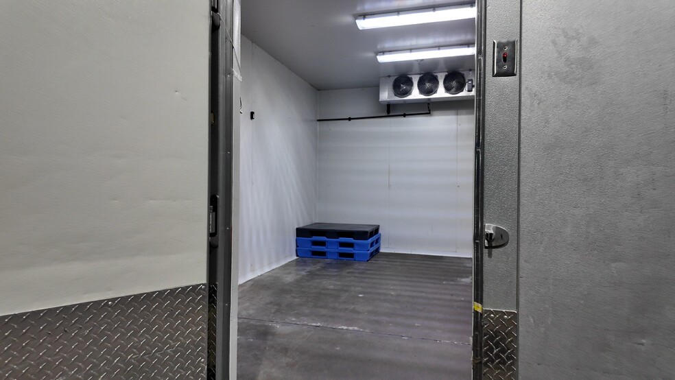 More Photos Of 1907 Gateway Blvd, Charlotte Warehouse For Sale