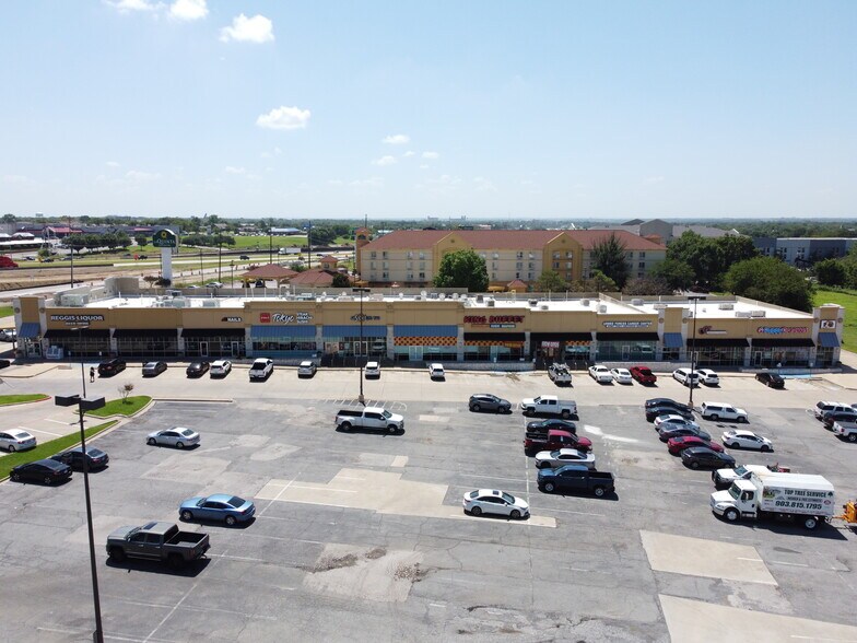 More Photos Of 2916 N US Highway 75, Sherman Storefront For Lease