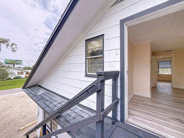 More Photos Of 301 N US Highway 41, Ruskin Office Residential For Lease