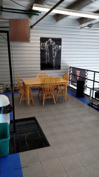 More Photos Of 7352 Greenridge Rd, Windsor Warehouse For Sale