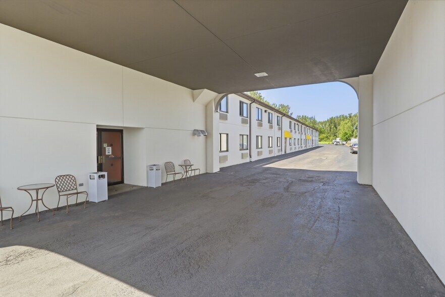 More Photos Of 7680 Niagara Falls Blvd, Niagara Falls Hotel For Sale
