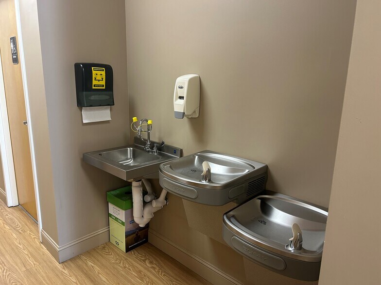 More Photos Of 437 S Illinois Ave, Oak Ridge General Retail For Lease