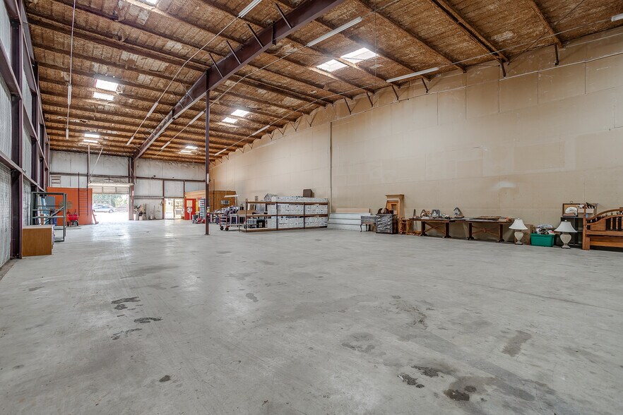 More Photos Of 1841 W Division St, Arlington Warehouse For Sale