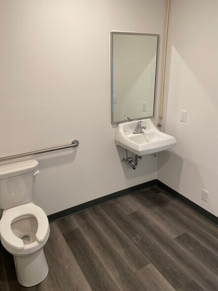 More Photos Of 7645 Grinde Rd, Deforest Warehouse For Sale