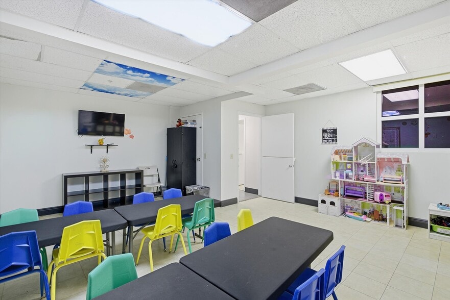 More Photos Of 8527 Pines Blvd, Pembroke Pines Office For Sale