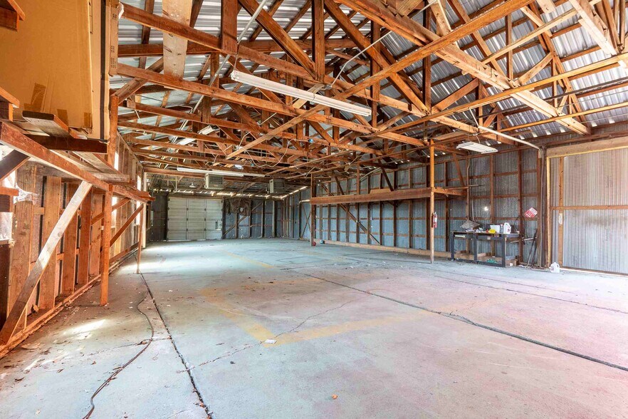 More Photos Of 1502 S Texas Ave, Bryan Light Distribution For Lease