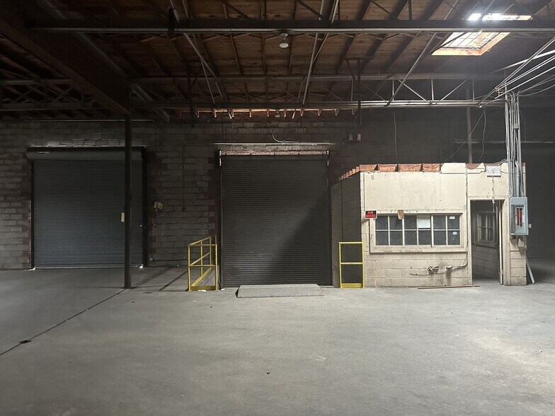 More Photos Of 925 Wholesale Row, Jackson Light Manufacturing For Sale
