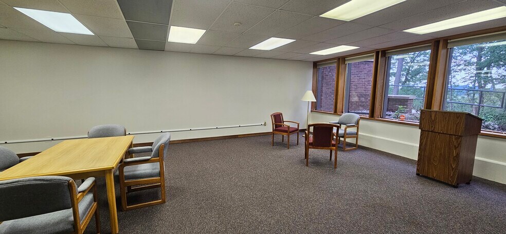 More Photos Of 1010 Oak Ridge Dr, Eau Claire Loft Creative Space For Lease