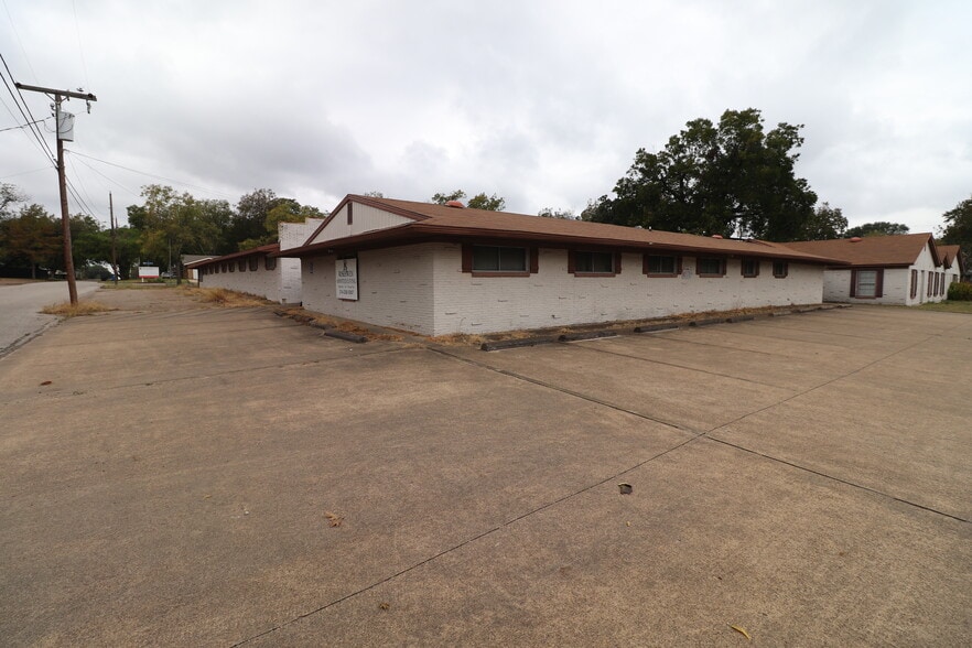 More Photos Of 108 W Hickory St, Kaufman Healthcare For Sale