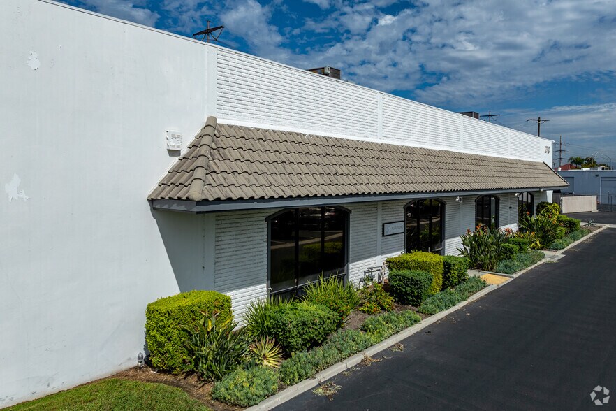 More Photos Of 2710 S Main St, Santa Ana Manufacturing For Lease