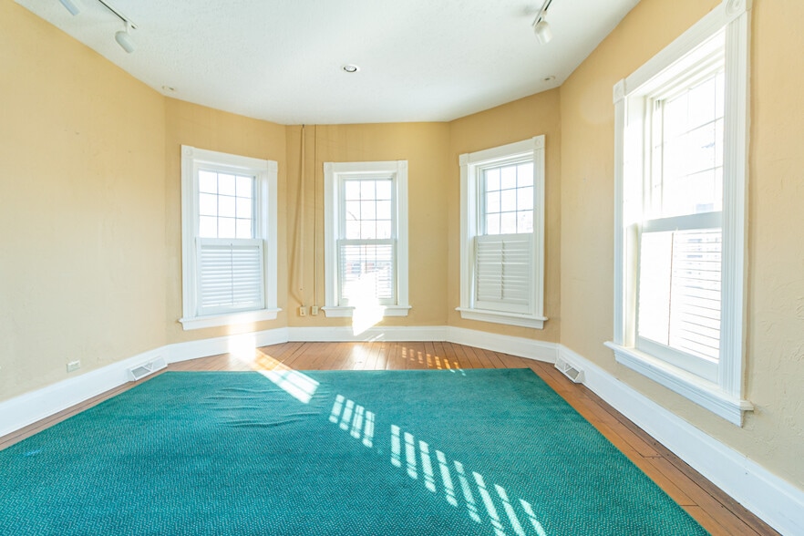 More Photos Of 323 S Main St, Zelienople Office Residential For Lease