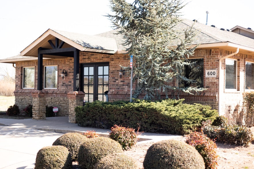 More Photos Of 600 W 18th St, Edmond Flex For Lease