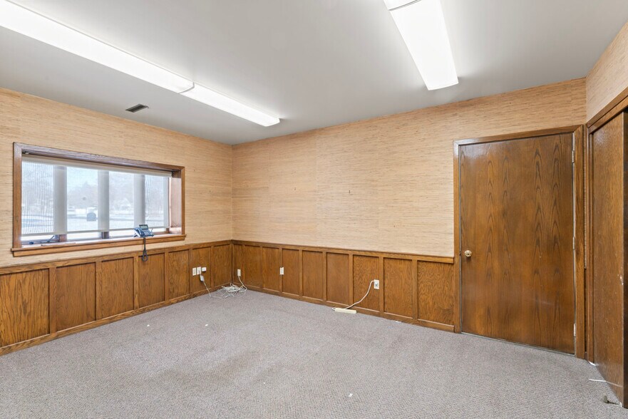 More Photos Of 2305 Branch Rd, Flint Manufacturing For Lease